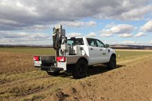 Ein speziell adaptierter LH-Gelndewagen steht fr automatische Bodenprobenentnahmen bereit © RWA