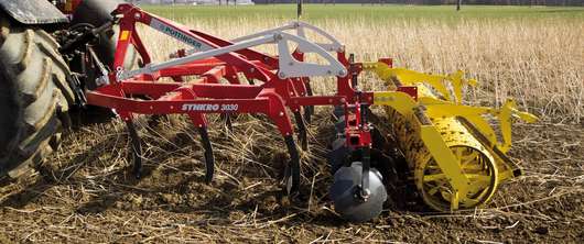 P�ttinger Synkro-Grubber 1030 auf dem Feld � Werksfoto