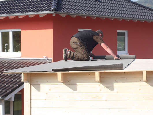 Blockbohlenhaus Dachpappe montieren � Weka-Holzbau