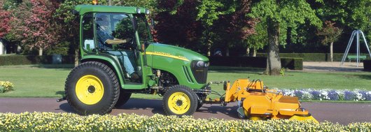 John Deere Traktor kehrt Wege © John Deere John Deere Traktor kehrt Wege © John Deere