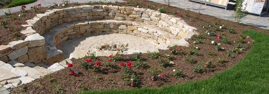 Steinmauer mit Blumenbeet � RWA